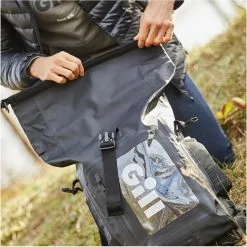 Gill L103 Voyager Vattentät Ryggsäck 30L -Fisketillbehör affär 41783 2022 Gill Voyager Back Pack L103 Black Lifestyle 2.2000x2000